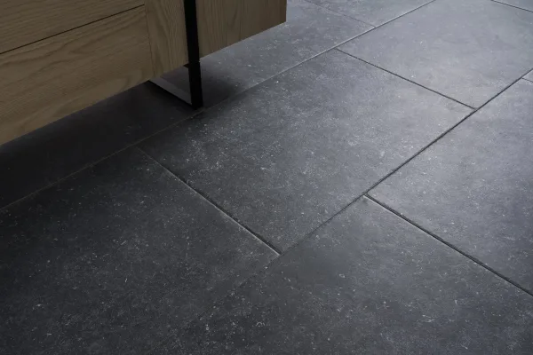 BLAUWSTEEN_09_SCR_60x90_021